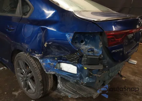 2021 Kia Forte Gt-Line z USA, uszkodzony, nr VIN 3KPF34AD4ME276155